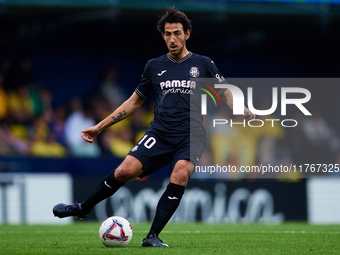 Dani Parejo of Villarreal CF plays during the LaLiga EA Sports match between Villarreal CF and Deportivo Alaves at Estadio de la Ceramica in...