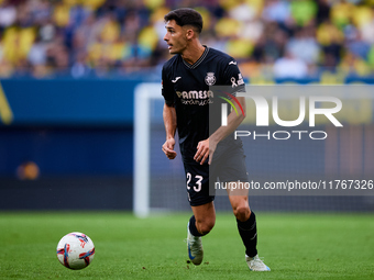 Sergi Cardona of Villarreal CF is in action during the LaLiga EA Sports match between Villarreal CF and Deportivo Alaves at Estadio de la Ce...