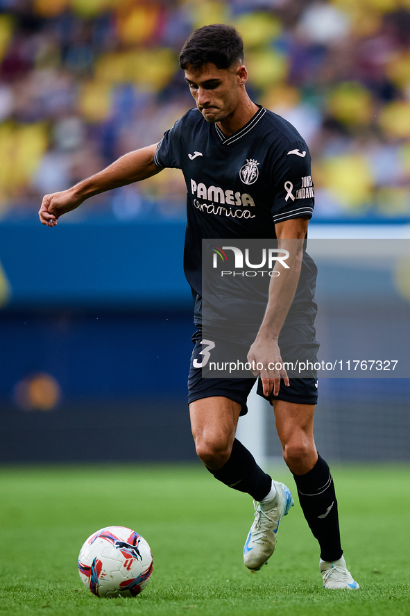 Sergi Cardona of Villarreal CF is in action during the LaLiga EA Sports match between Villarreal CF and Deportivo Alaves at Estadio de la Ce...