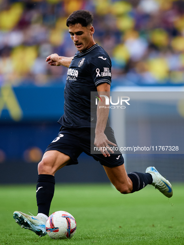 Sergi Cardona of Villarreal CF is in action during the LaLiga EA Sports match between Villarreal CF and Deportivo Alaves at Estadio de la Ce...