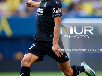 Sergi Cardona of Villarreal CF is in action during the LaLiga EA Sports match between Villarreal CF and Deportivo Alaves at Estadio de la Ce...