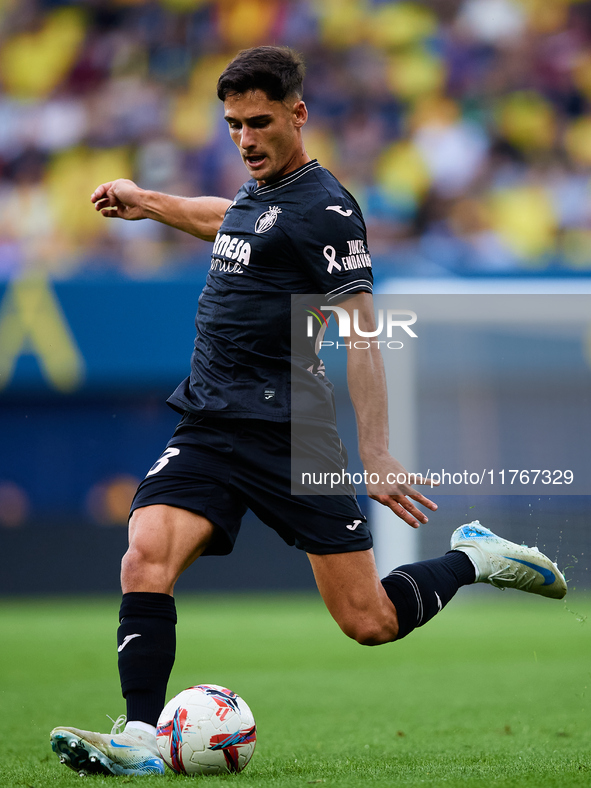 Sergi Cardona of Villarreal CF is in action during the LaLiga EA Sports match between Villarreal CF and Deportivo Alaves at Estadio de la Ce...