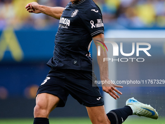 Sergi Cardona of Villarreal CF is in action during the LaLiga EA Sports match between Villarreal CF and Deportivo Alaves at Estadio de la Ce...