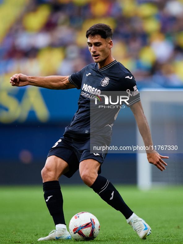 Sergi Cardona of Villarreal CF is in action during the LaLiga EA Sports match between Villarreal CF and Deportivo Alaves at Estadio de la Ce...