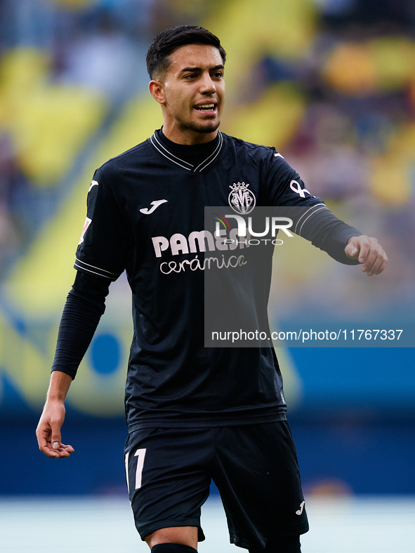 Ilias Akhomach of Villarreal CF looks on during the LaLiga EA Sports match between Villarreal CF and Deportivo Alaves at Estadio de la Ceram...