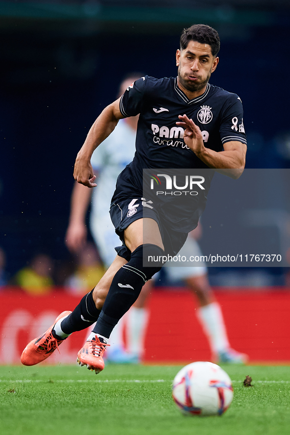 Ayoze of Villarreal CF is in action during the LaLiga EA Sports match between Villarreal CF and Deportivo Alaves at Estadio de la Ceramica i...