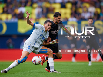 Ayoze (R) of Villarreal CF competes for the ball with Abdelkabir Abqar of Deportivo Alaves during the LaLiga EA Sports match between Villarr...