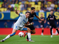 Ayoze (R) of Villarreal CF competes for the ball with Abdelkabir Abqar of Deportivo Alaves during the LaLiga EA Sports match between Villarr...