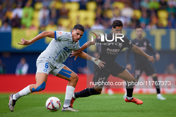 Ayoze (R) of Villarreal CF competes for the ball with Abdelkabir Abqar of Deportivo Alaves during the LaLiga EA Sports match between Villarr...