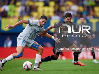 Ayoze (R) of Villarreal CF competes for the ball with Abdelkabir Abqar of Deportivo Alaves during the LaLiga EA Sports match between Villarr...