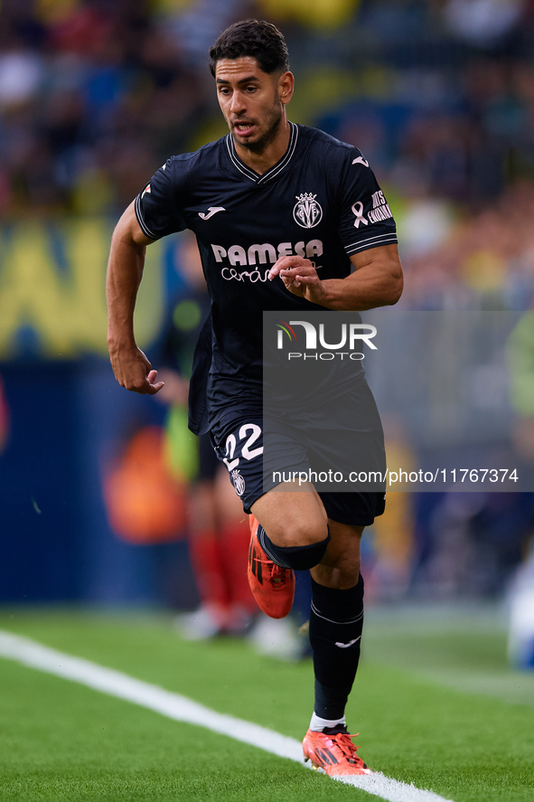 Ayoze (R) of Villarreal CF is in action during the LaLiga EA Sports match between Villarreal CF and Deportivo Alaves at Estadio de la Cerami...