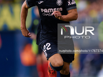 Ayoze (R) of Villarreal CF is in action during the LaLiga EA Sports match between Villarreal CF and Deportivo Alaves at Estadio de la Cerami...