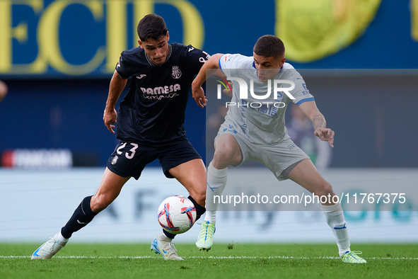 Sergi Cardona of Villarreal CF competes for the ball with Nahuel Tenaglia of Deportivo Alaves during the LaLiga EA Sports match between Vill...