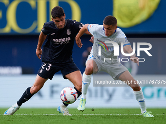 Sergi Cardona of Villarreal CF competes for the ball with Nahuel Tenaglia of Deportivo Alaves during the LaLiga EA Sports match between Vill...