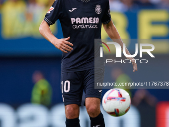 Dani Parejo of Villarreal CF plays during the LaLiga EA Sports match between Villarreal CF and Deportivo Alaves at Estadio de la Ceramica in...