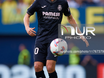 Dani Parejo of Villarreal CF plays during the LaLiga EA Sports match between Villarreal CF and Deportivo Alaves at Estadio de la Ceramica in...