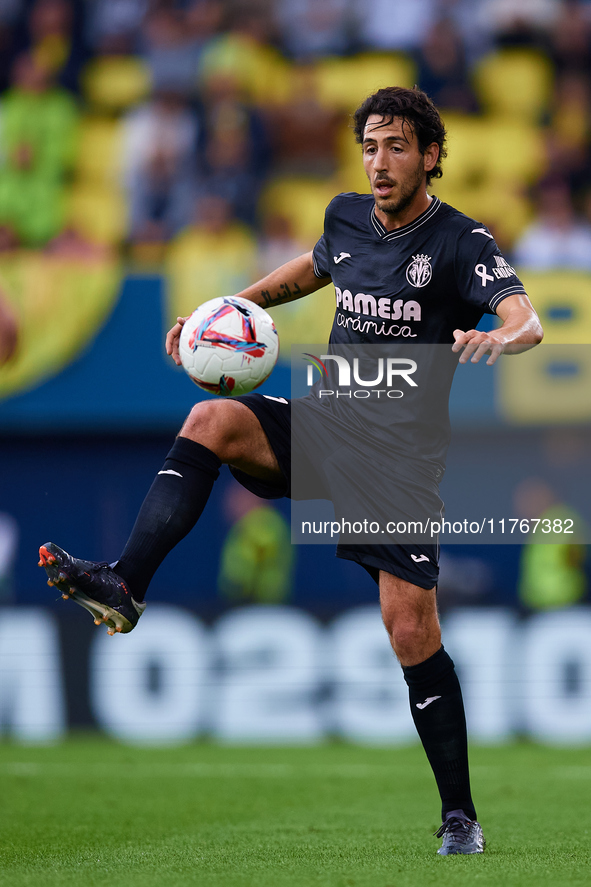 Dani Parejo of Villarreal CF plays during the LaLiga EA Sports match between Villarreal CF and Deportivo Alaves at Estadio de la Ceramica in...