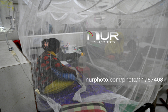 Patients suffering from dengue fever receive treatment inside the 'Shaheed Suhrawardy' Medical College Hospital in Dhaka, Bangladesh, on Nov...