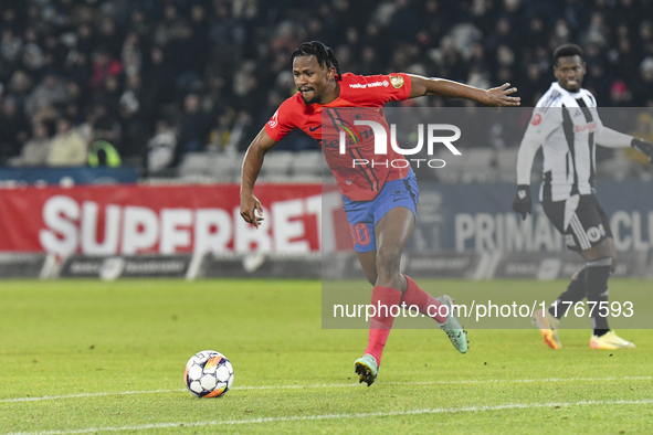 Siyabonga NGEZANA plays during the Superliga match between Universitatea Cluj and FCSB at Cluj Arena in Cluj, Romania, on November 10, 2024....