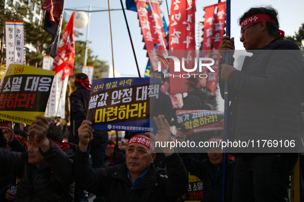 Hundreds of farmers, organized by the Korea Advanced Farmers Federation, gather in front of the National Assembly in Yeouido for the Farmers...