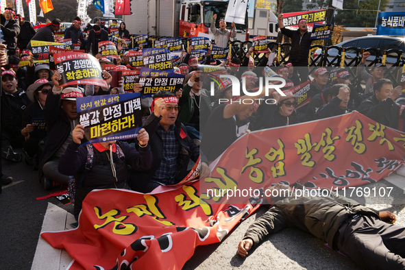 Hundreds of farmers, organized by the Korea Advanced Farmers Federation, gather in front of the National Assembly in Yeouido for the Farmers...