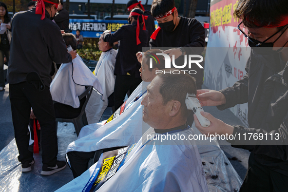 In front of the National Assembly in Yeouido, farmers participating in the Farmers' General Rally for Agricultural Reform shave their heads...