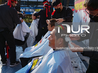 In front of the National Assembly in Yeouido, farmers participating in the Farmers' General Rally for Agricultural Reform shave their heads...