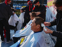 In front of the National Assembly in Yeouido, farmers participating in the Farmers' General Rally for Agricultural Reform shave their heads...