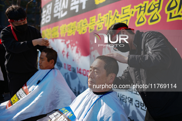 In front of the National Assembly in Yeouido, farmers participating in the Farmers' General Rally for Agricultural Reform shave their heads...