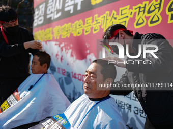 In front of the National Assembly in Yeouido, farmers participating in the Farmers' General Rally for Agricultural Reform shave their heads...