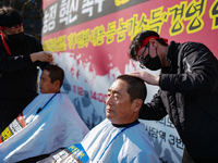 In front of the National Assembly in Yeouido, farmers participating in the Farmers' General Rally for Agricultural Reform shave their heads...