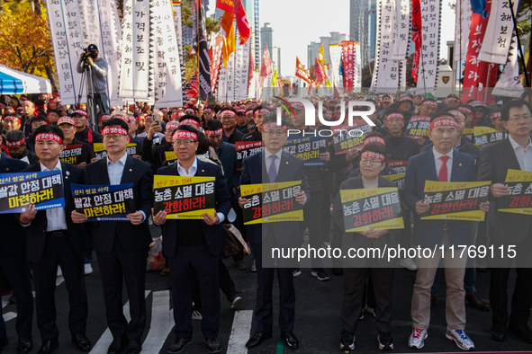 In front of the National Assembly in Yeouido, lawmakers, including Jin Sung-joon from the Democratic Party of Korea (center) and other membe...