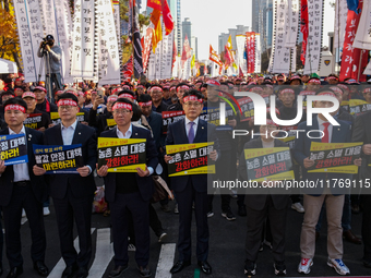 In front of the National Assembly in Yeouido, lawmakers, including Jin Sung-joon from the Democratic Party of Korea (center) and other membe...