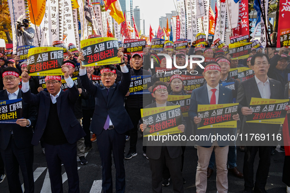 In front of the National Assembly in Yeouido, lawmakers, including Jin Sung-joon from the Democratic Party of Korea (center) and other membe...