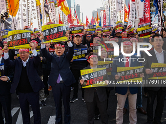 In front of the National Assembly in Yeouido, lawmakers, including Jin Sung-joon from the Democratic Party of Korea (center) and other membe...