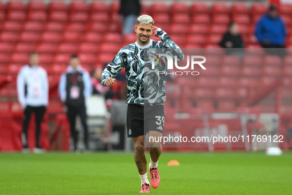 Bruno Guimaraes of Newcastle United warms up ahead of kick-off during the Premier League match between Nottingham Forest and Newcastle Unite...