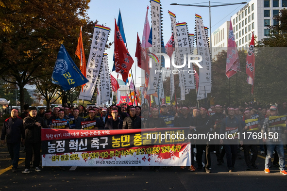 Hundreds of farmers march through the streets of Yeouido as part of the Farmers' General Rally for Agricultural Reform, organized by the Kor...