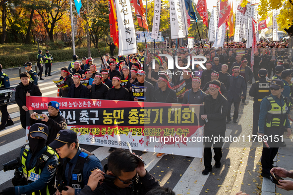 Hundreds of farmers march through the streets of Yeouido as part of the Farmers' General Rally for Agricultural Reform, organized by the Kor...