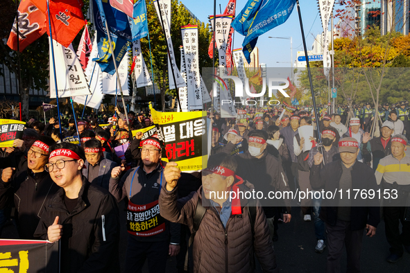 Hundreds of farmers march through the streets of Yeouido as part of the Farmers' General Rally for Agricultural Reform, organized by the Kor...