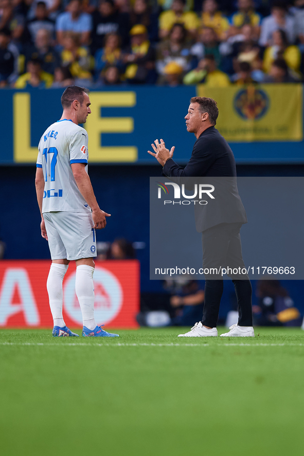 Luis Garcia Plaza, head coach of Deportivo Alaves, talks to Kike Garcia of Deportivo Alaves during the LaLiga EA Sports match between Villar...