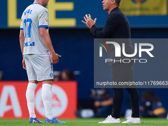 Luis Garcia Plaza, head coach of Deportivo Alaves, talks to Kike Garcia of Deportivo Alaves during the LaLiga EA Sports match between Villar...