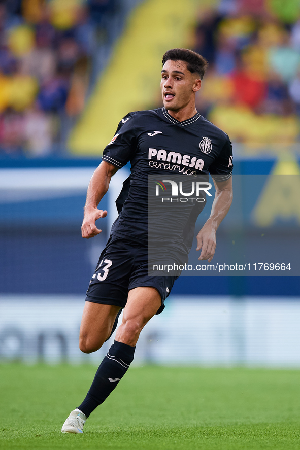 Sergi Cardona of Villarreal CF is in action during the LaLiga EA Sports match between Villarreal CF and Deportivo Alaves at Estadio de la Ce...