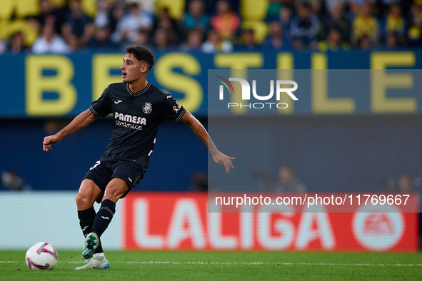 Sergi Cardona of Villarreal CF is in action during the LaLiga EA Sports match between Villarreal CF and Deportivo Alaves at Estadio de la Ce...