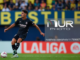 Sergi Cardona of Villarreal CF is in action during the LaLiga EA Sports match between Villarreal CF and Deportivo Alaves at Estadio de la Ce...