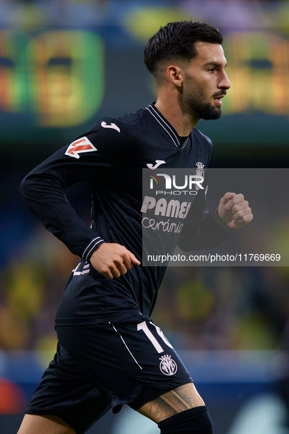 Alex Baena of Villarreal CF is in action during the LaLiga EA Sports match between Villarreal CF and Deportivo Alaves at Estadio de la Ceram...