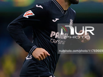 Alex Baena of Villarreal CF is in action during the LaLiga EA Sports match between Villarreal CF and Deportivo Alaves at Estadio de la Ceram...