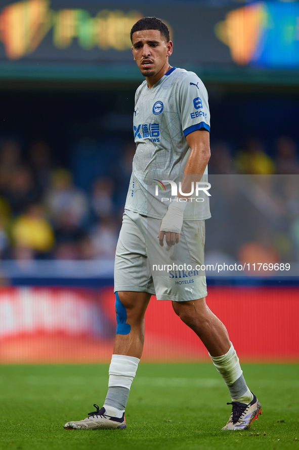 Abdelkabir Abqar of Deportivo Alaves looks on during the LaLiga EA Sports match between Villarreal CF and Deportivo Alaves at Estadio de la...