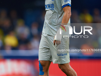 Abdelkabir Abqar of Deportivo Alaves looks on during the LaLiga EA Sports match between Villarreal CF and Deportivo Alaves at Estadio de la...