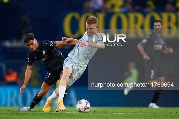 Carlos Vicente of Deportivo Alaves competes for the ball with Sergi Cardona of Villarreal CF during the LaLiga EA Sports match between Villa...