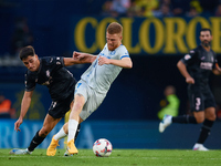 Carlos Vicente of Deportivo Alaves competes for the ball with Sergi Cardona of Villarreal CF during the LaLiga EA Sports match between Villa...